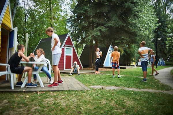 Kinder spielen im Freien