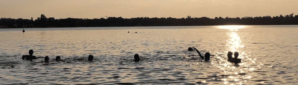 Kinder im See