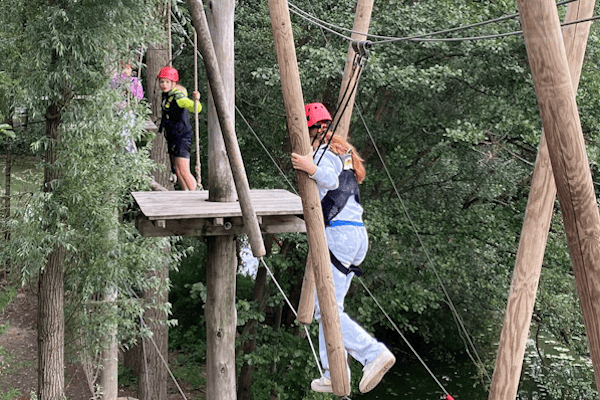 Kinder beim Klettern