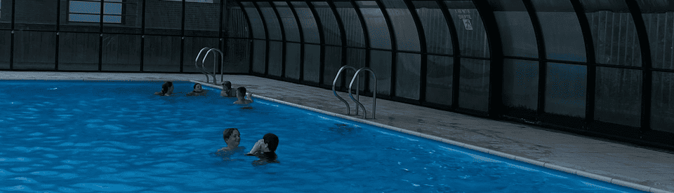 Kinder im Pool