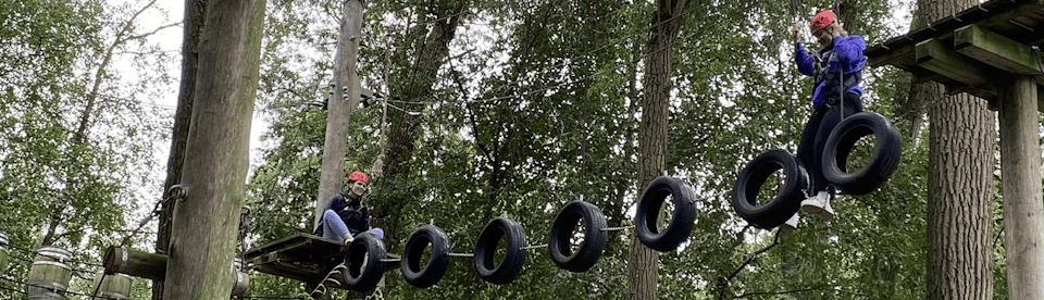 Kinder beim Klettern