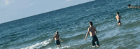 3 Jungen sind am Baden in der Ostsee