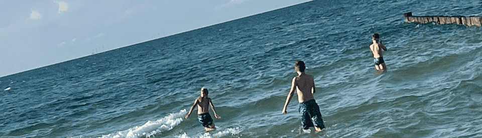 3 Jungen sind am Baden in der Ostsee