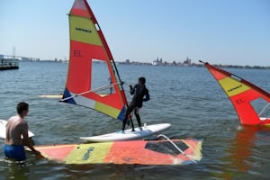 Jugendliche beim Windsurfen