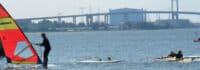 Jugendliche beim Windsurfen