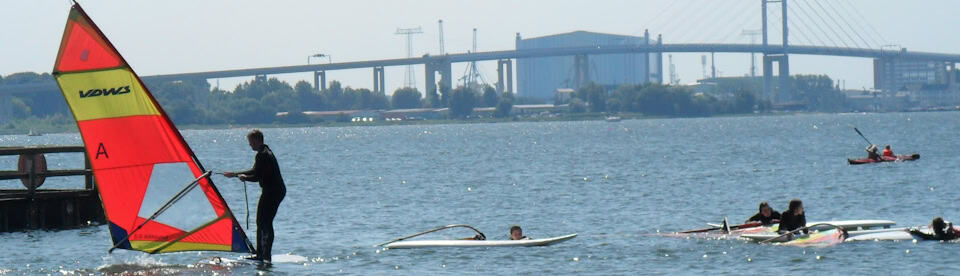 Jugendliche beim Windsurfen