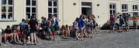 Jugendliche vor der Unterkunft