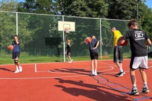 Kinder im Basketballtraining vom Schloss Leizen