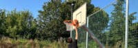 Ein Junge wirft den Basketball in den Korb