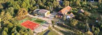Das Inspektorenhaus mit Basketballplatz von oben