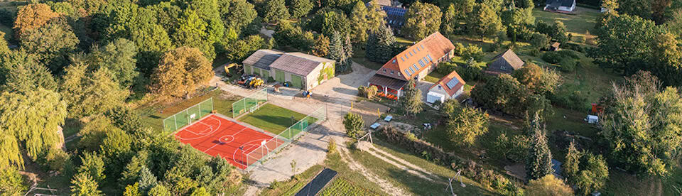 Das Inspektorenhaus mit Basketballplatz von oben