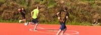 Kinder spielen Basketball