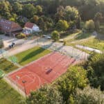 Das Sportgelände des Inspektorenhauses vom Schloss Leizen