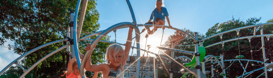 Kinder spielen auf einem Klettergerüst