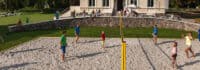 Kinder beim Volleyball spielen im Schnuppercamp Schloss Leizen