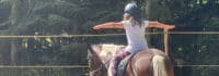 Kind beim Voltigieren im Reitcamp