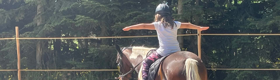 Kind beim Voltigieren im Reitcamp