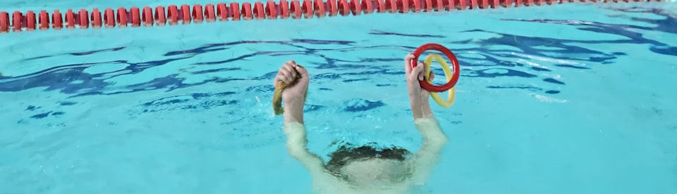 Übungen mit Tauchring im Schwimmcamp