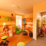 Kinder im gemütlichen Mehrbettzimmer im Schloss Leizen