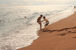 Strand zwei Jungen spielen