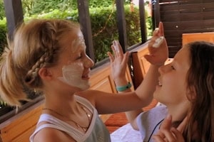 Zwei Mädchen machen Gesichtsmasken im Beauty und Action Camp