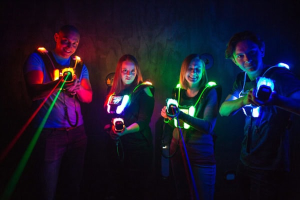 4 Kinder beim Lasertag spielen im Lasertag-Camp Junior in Bautzen
