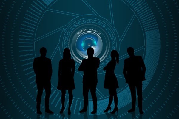 Silhouette von fünf Personen vor einem Escape Room