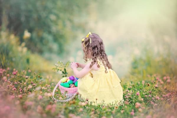 Mädchen sucht Ostereier