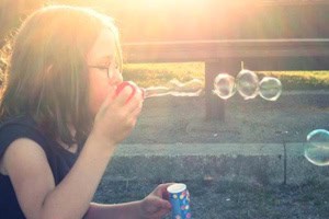 Mädchen macht Seifenblasen im Naturcamp
