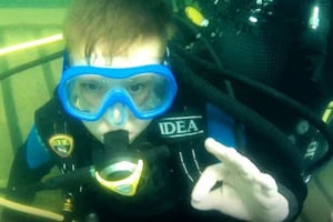 Kind beim Tauchen im Tauchcamp