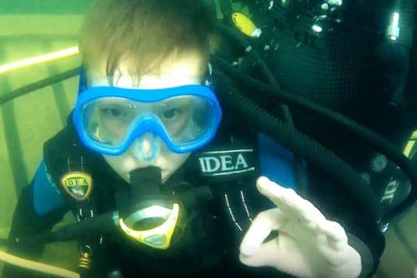 Kind beim Tauchen im Tauchcamp