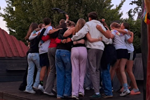 Gruppenumarmung im Zeitreise Camp