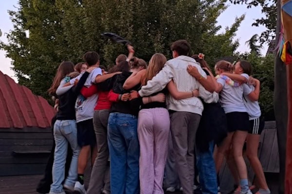 Gruppenumarmung im Zeitreise Camp