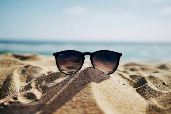 Sonnenbrille im Sand im Action und Kreativität Camp an der Spree