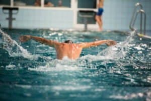 Junge im Schwimmcamp Rabenberg