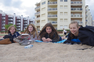 Mädchen am Strand während der Schülersprachreisen