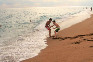 Zwei Jungen am Strand