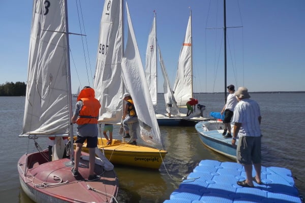 Jollen legen von Steg ab Segelcamp Steinhuder Meer