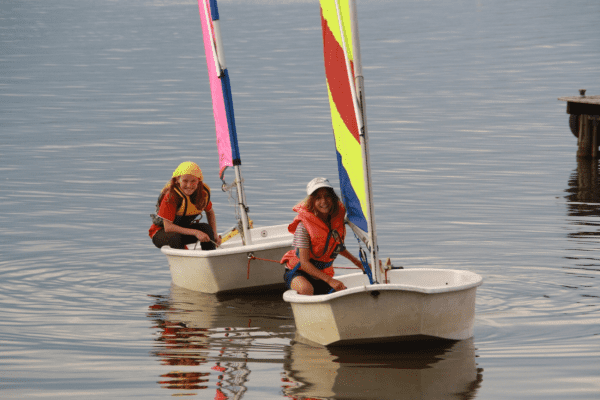 Zwei Mädels beim Segeln