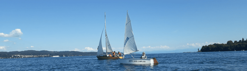 ZweiSegelschiffe auf dem Wasser