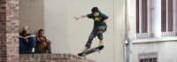 Junge springt mit einem Skateboard in die Höhe