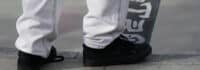 Skateboardschuhe und ein Skateboard