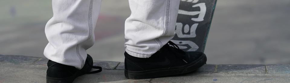 Skateboardschuhe und ein Skateboard