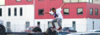 Junge springt mit einem Skateboard in die Höhe