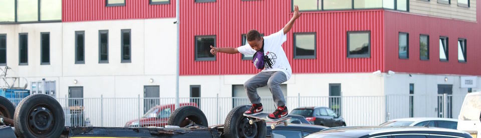 Junge springt mit einem Skateboard in die Höhe