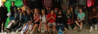 Gruppe von Mädchen und Jungen mit Skateboards