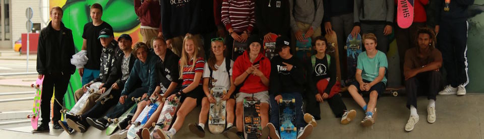 Gruppe von Mädchen und Jungen mit Skateboards