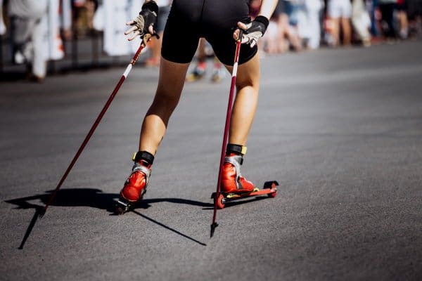 Rollerski und Stöcke