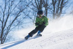Kind fährt Ski - Sport für Kinder