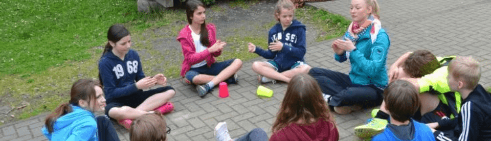 Kinder sitzen in einem Kreis